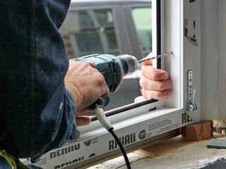 Монтаж пластикового окна-сверление отверстия для шурупа